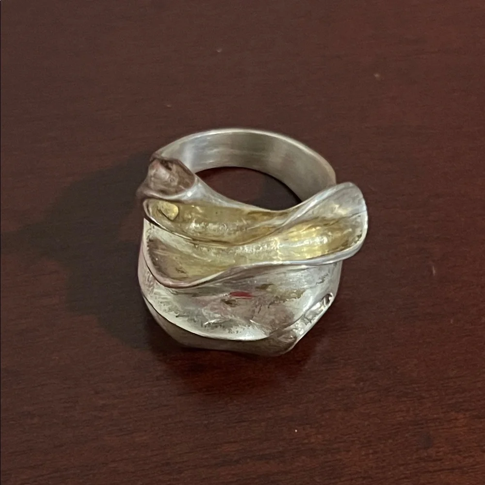 Elegant Silver and Gold Women's Ring - Picture 1 of 4